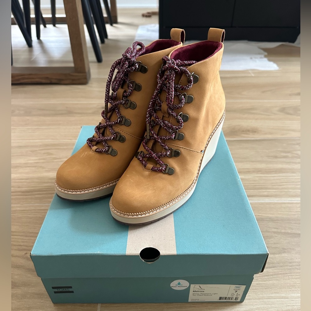 Toms Lace Up Wedge Boots / Bootie